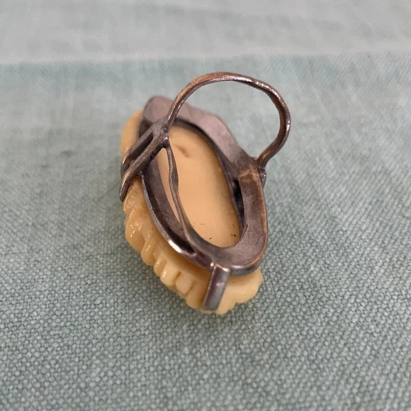 Vintage Cream Carved Ring - Picture 4 of 4